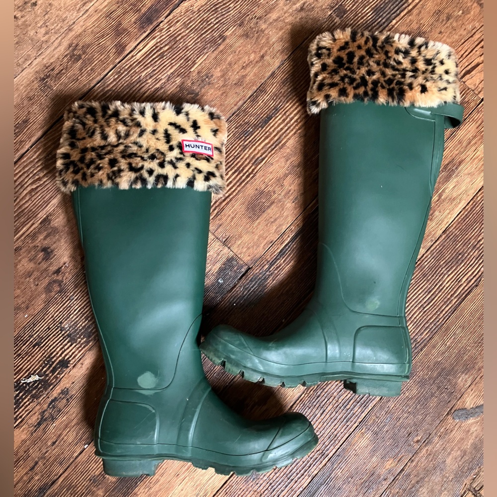 Hunter Women’s Original Tall Rain Boots with Removable Faux Fur Print Boot Socks - Picture 4 of 7